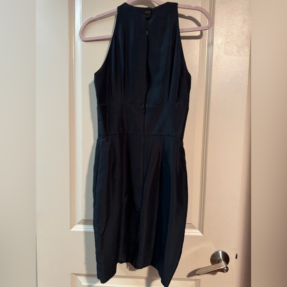 Elegant Black Sleeveless Dress - Picture 3 of 6